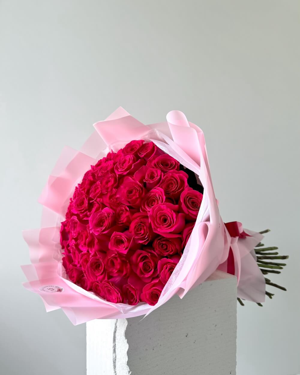 Kytice tmavě růžových růží