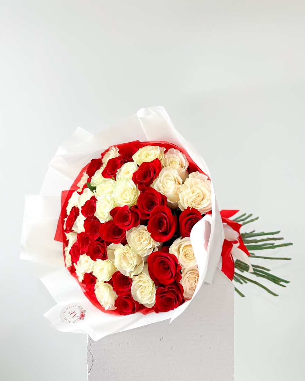 Kytice červených a bílých růží