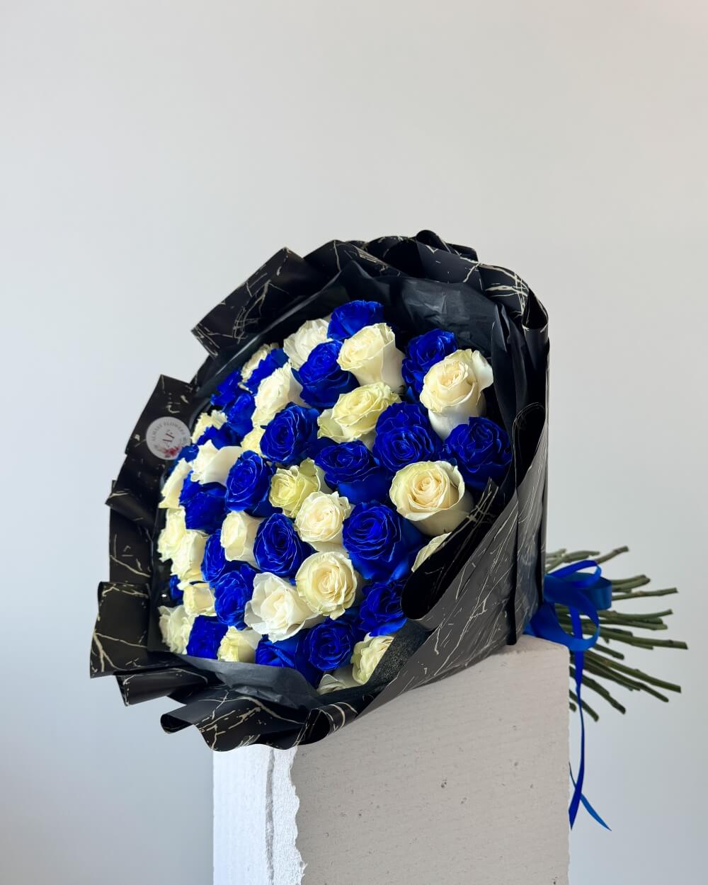 Kytice modrých a bílých růží