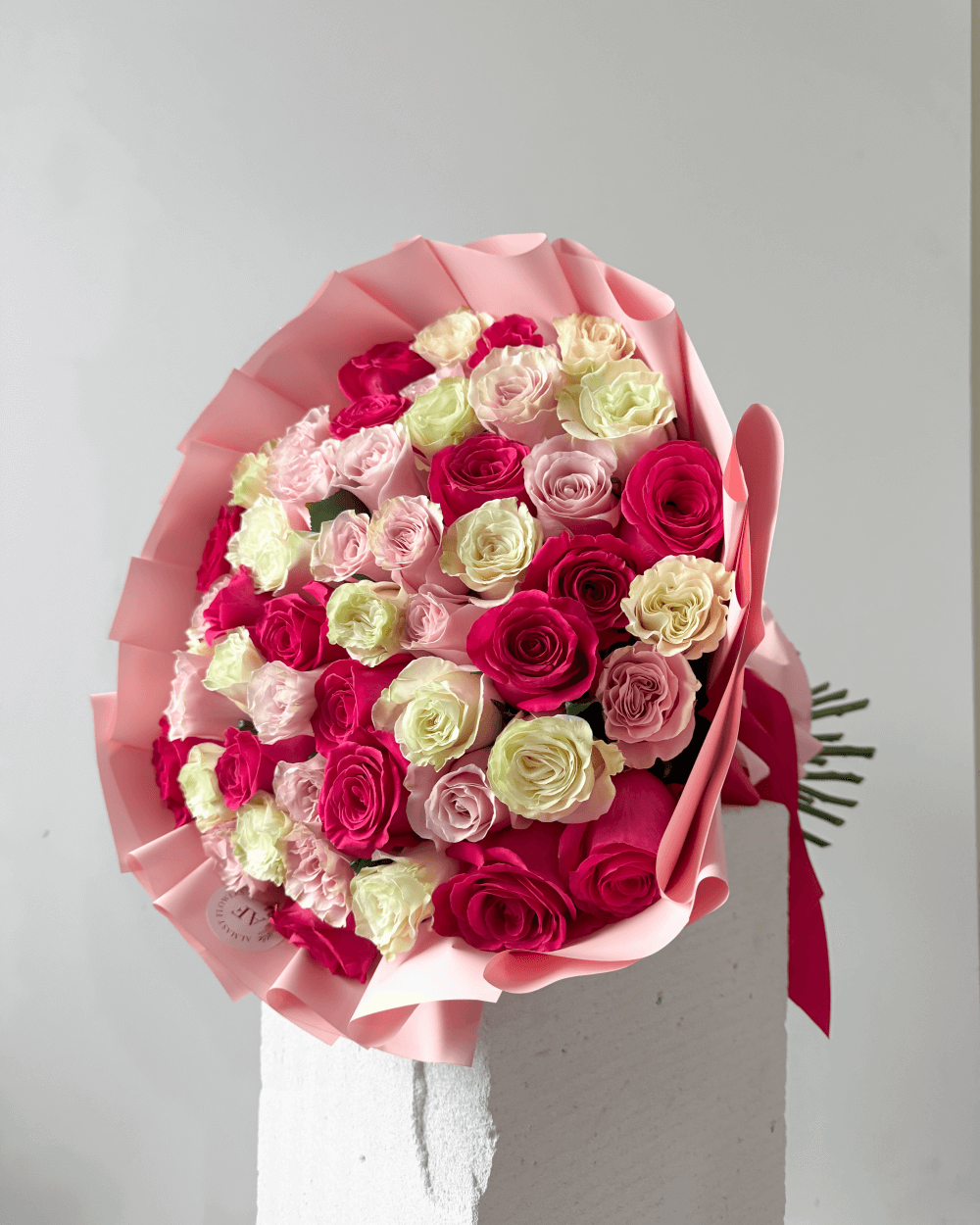 Kytice růžových a bílých růží