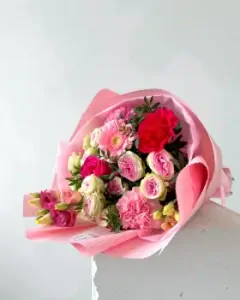 Moderní růžová kytice