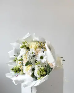 Něžná kytice světlých květin