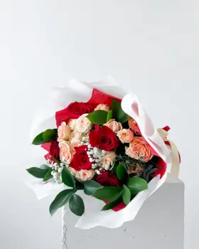 Kytice červených růží a světlých trsových růží