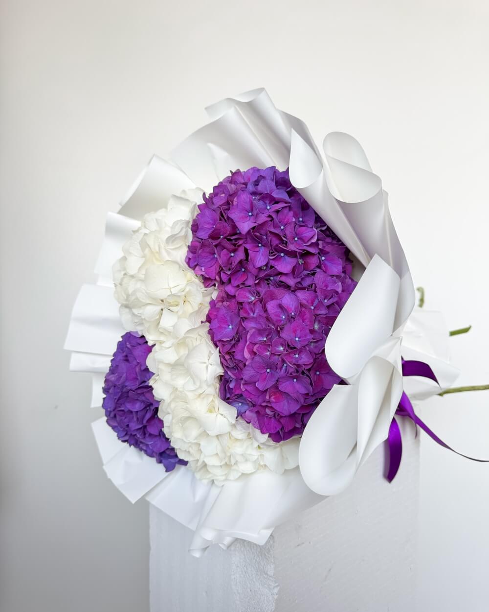 Kytice hortenzií #1 bílá a fialová