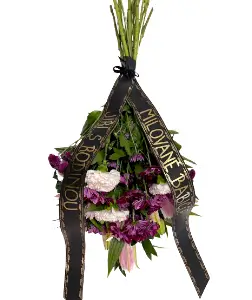 Smuteční kytice z lilií a chryzantém