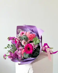 Fialová kytice čerstvých květin