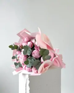 Kytice růžových pivoněk s eukalyptem