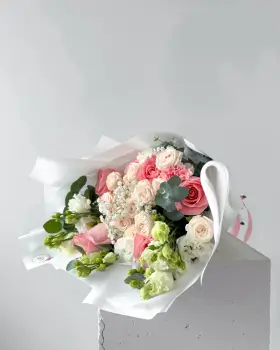 Něžná kytice světlých květin s eukalyptem