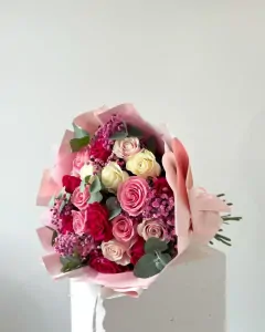 Kytice růžových růží s gypsofilou a eukalyptem