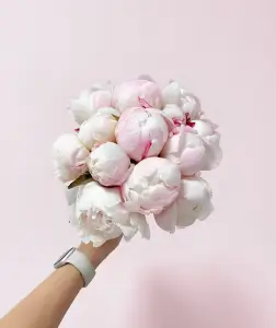 Svatební kytice ze světle růžových pivoněk