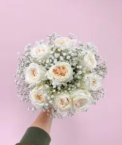 Svatební kytice z bílých růží a gypsofily