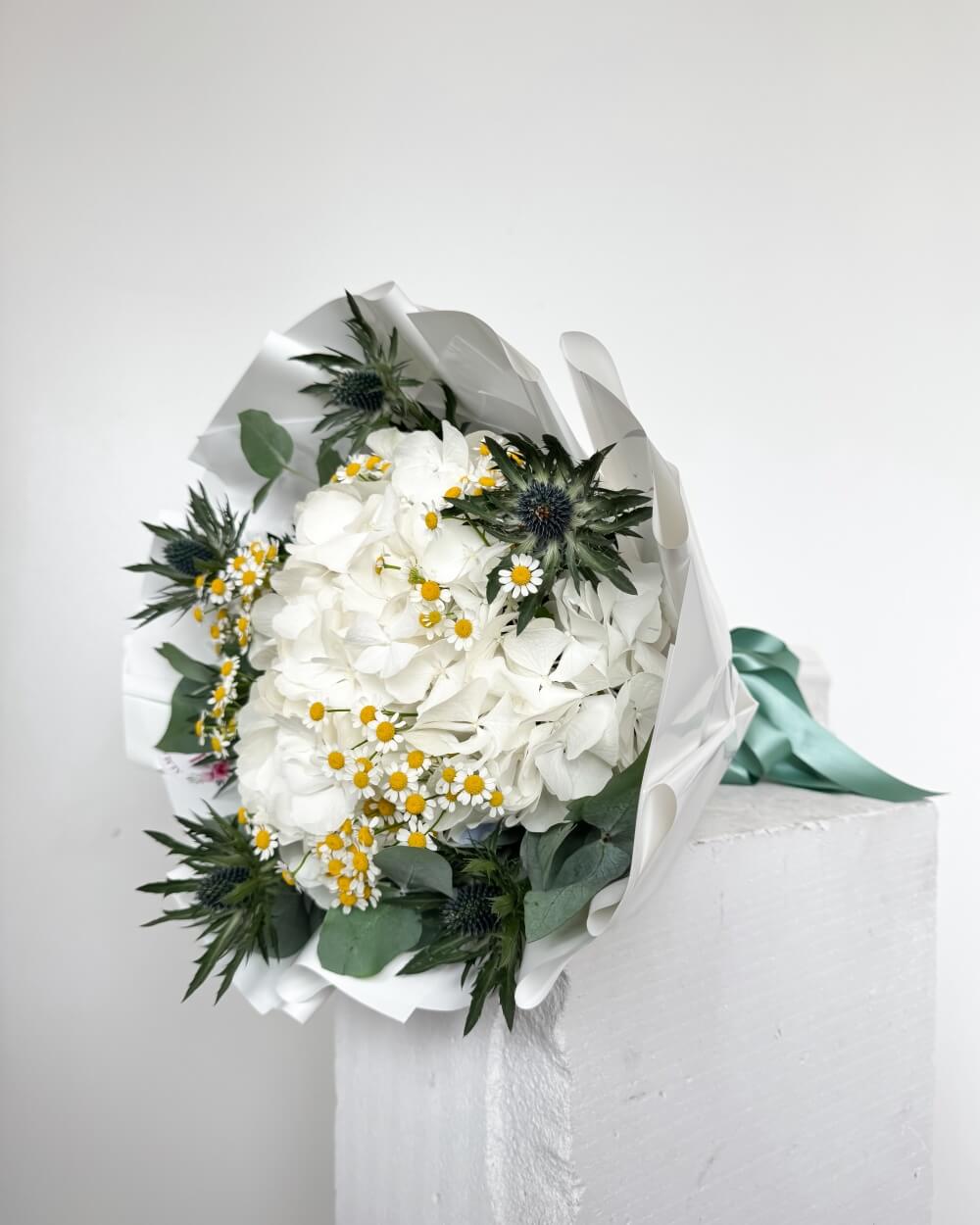 Bílá hortenzie s heřmánkem a bodlákem