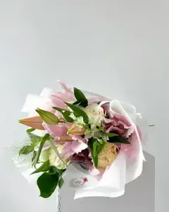 Kytice růžové lilie a bílé růže