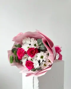 Bílo růžová kytice s eukalyptem