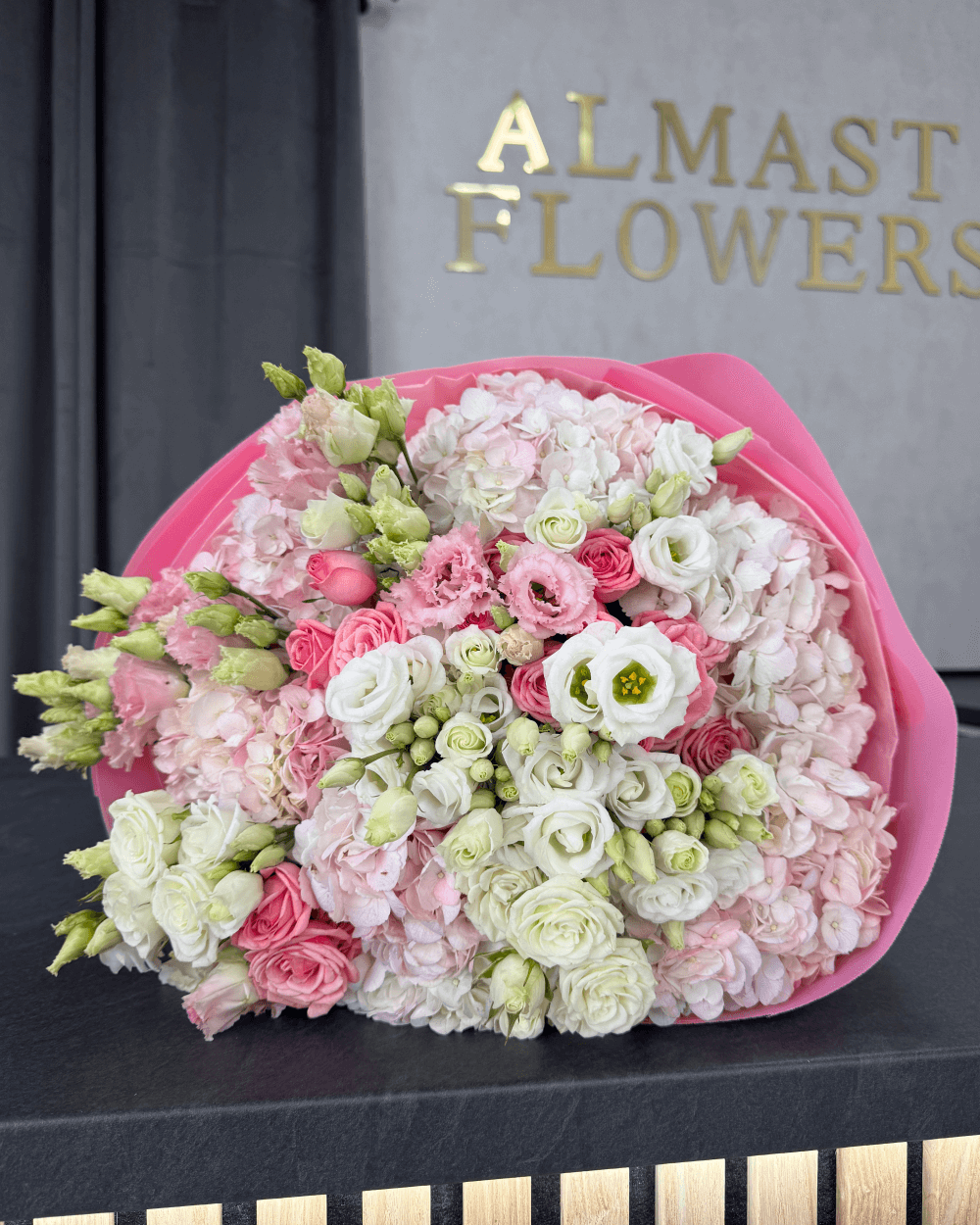 Luxusní kytice růžových květin