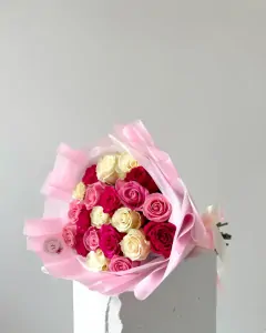 Kytice 21 růžových a bílých růží 70cm