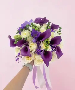 Svatební kytice fialové kaly a růže