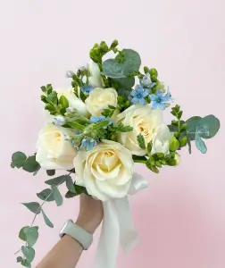 Moderní svatební kytice z bílých růží a eukalyptu