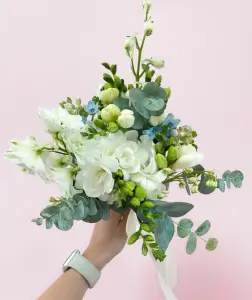 Moderní svatební kytice z bílých frézií a eukalyptu