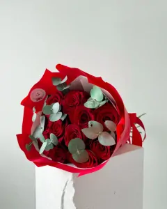 Kytice červených růží s eukalyptem