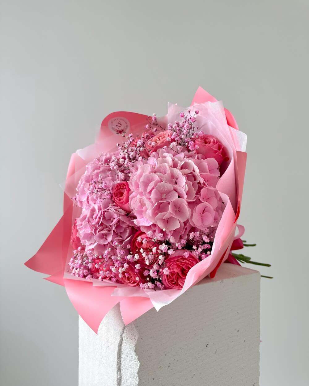 Kytice pivoňkových růží a hortenzií