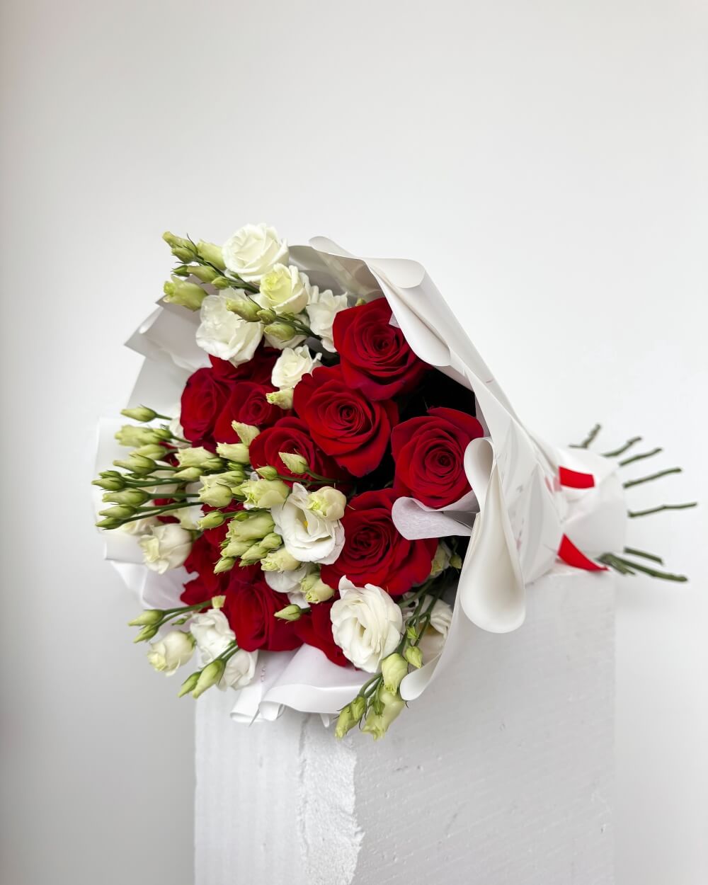 Kytice červených růží a bílých eustom