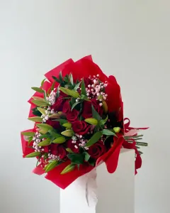 Kytice z červených růží a růžových lilií