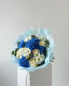 Bílo modrá kytice s hortenziemi a růžemi