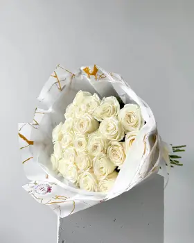 Kytice bílých růží 70cm