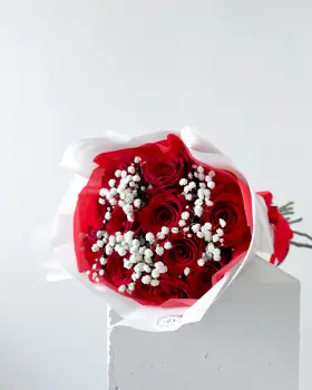 Kytice červených růží s gypsofilou