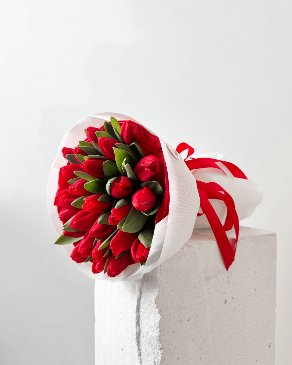 Kytice červených tulipánů