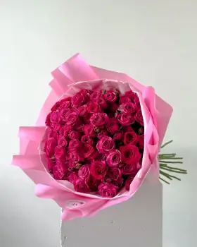 Kytice sytě růžových trsových růží