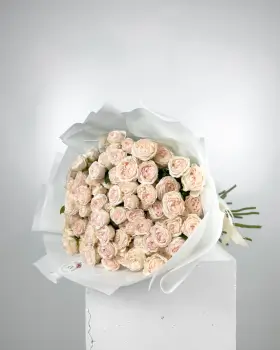 Kytice krémových trsových růží