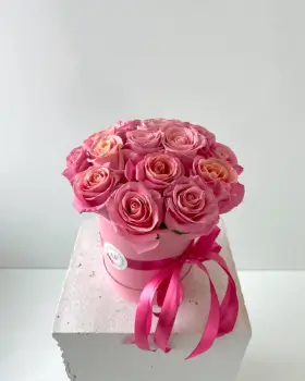 Flower Box s růžovými růžemi