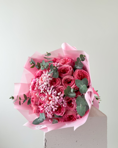 Kytice pivoňkových růží s gypsofilou a eukalyptem