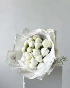 Kytice bílých pivoněk 