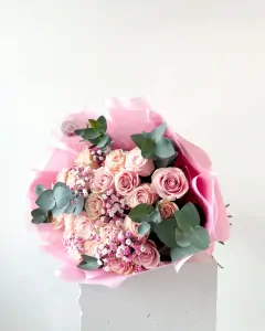 Kytice světle růžových růží s gypsofilou a eukalyptem
