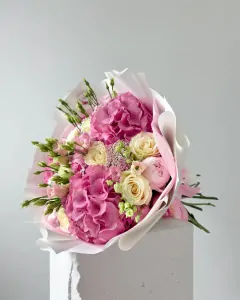 Roztomilá kytice hortenzií a růží