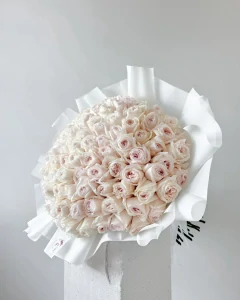 Kytice bílých pivoňkových růží