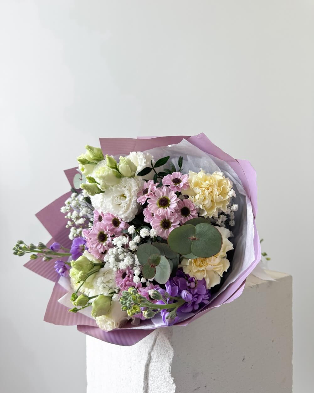Fialová pastelová kytice květin