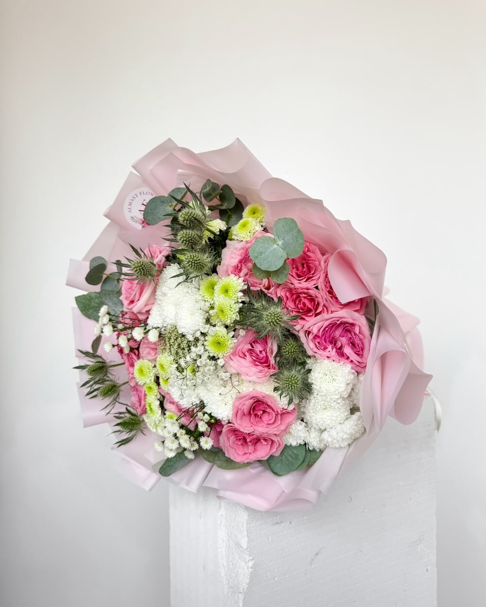 Růžovo zelená kytice s růžemi