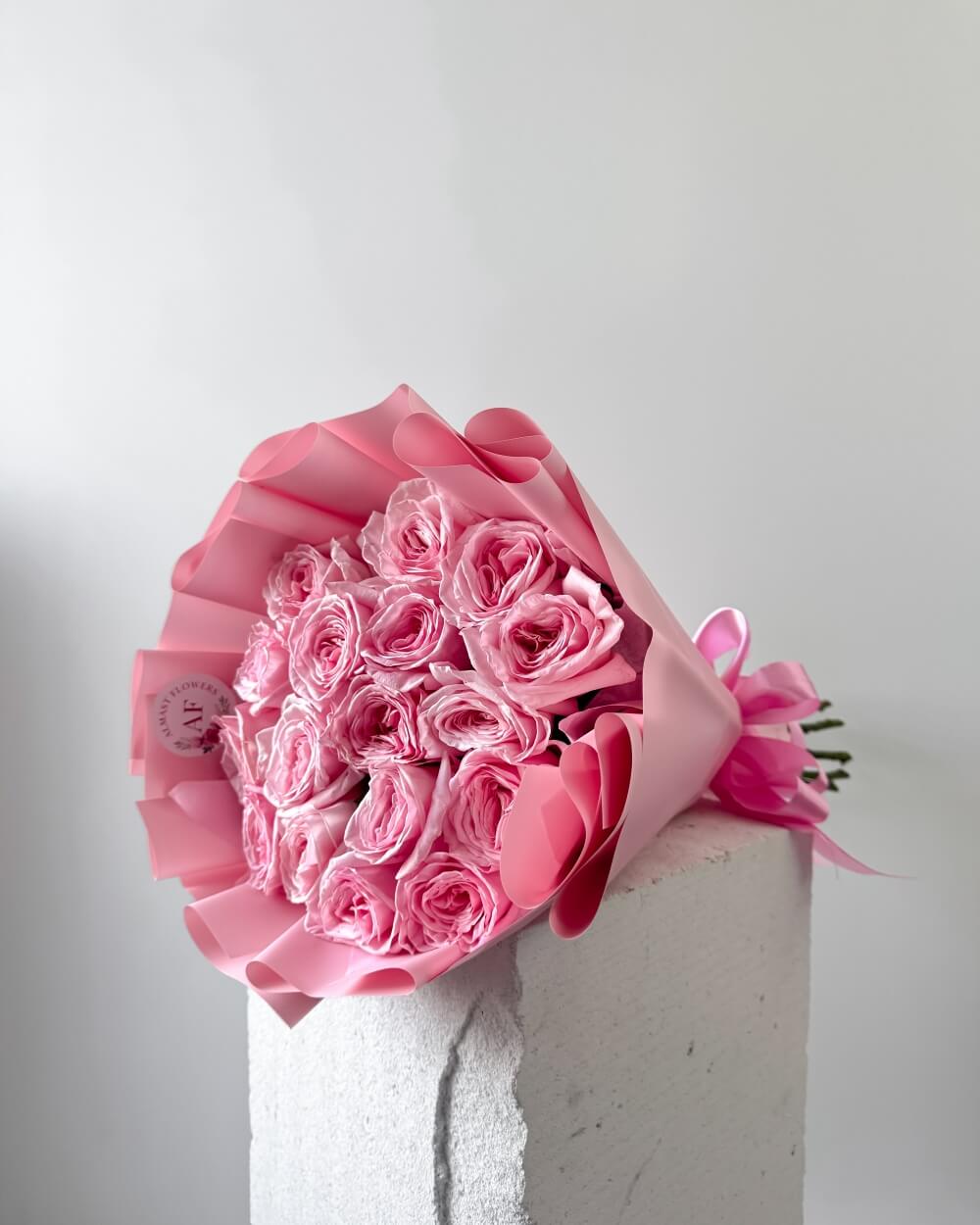 Kytice růžových pivoňkových růží O'hara