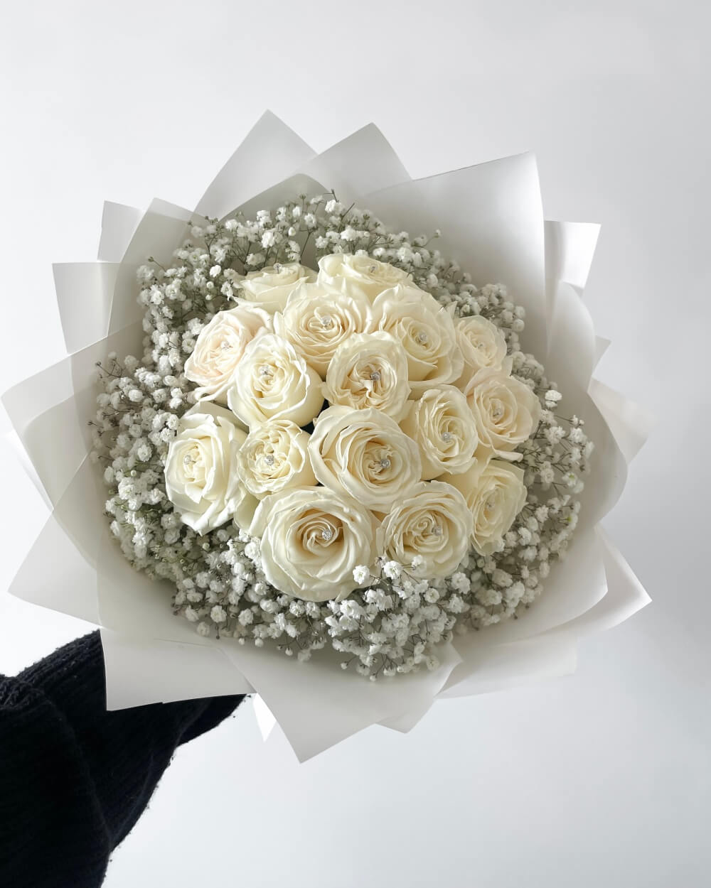 Elegantní kytice 21 bílých růží s gypsofilou