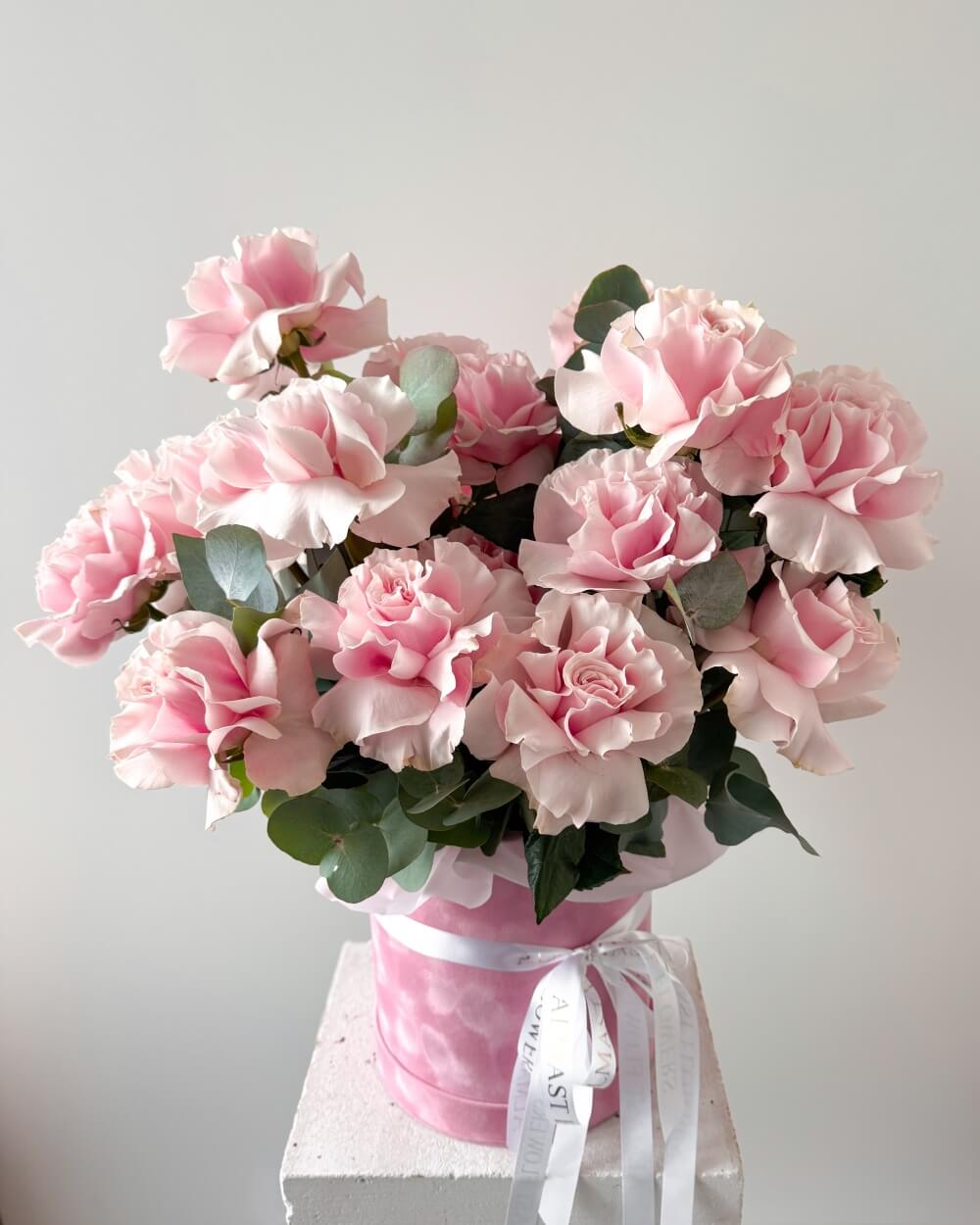 Flower Box se světle růžovými francouzskými růžemi