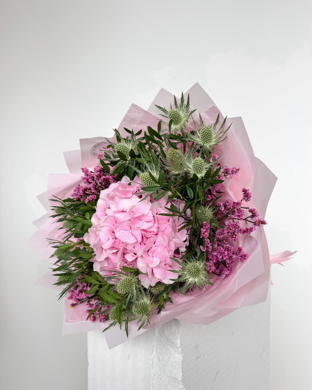 Kytice s růžovou hortenzií