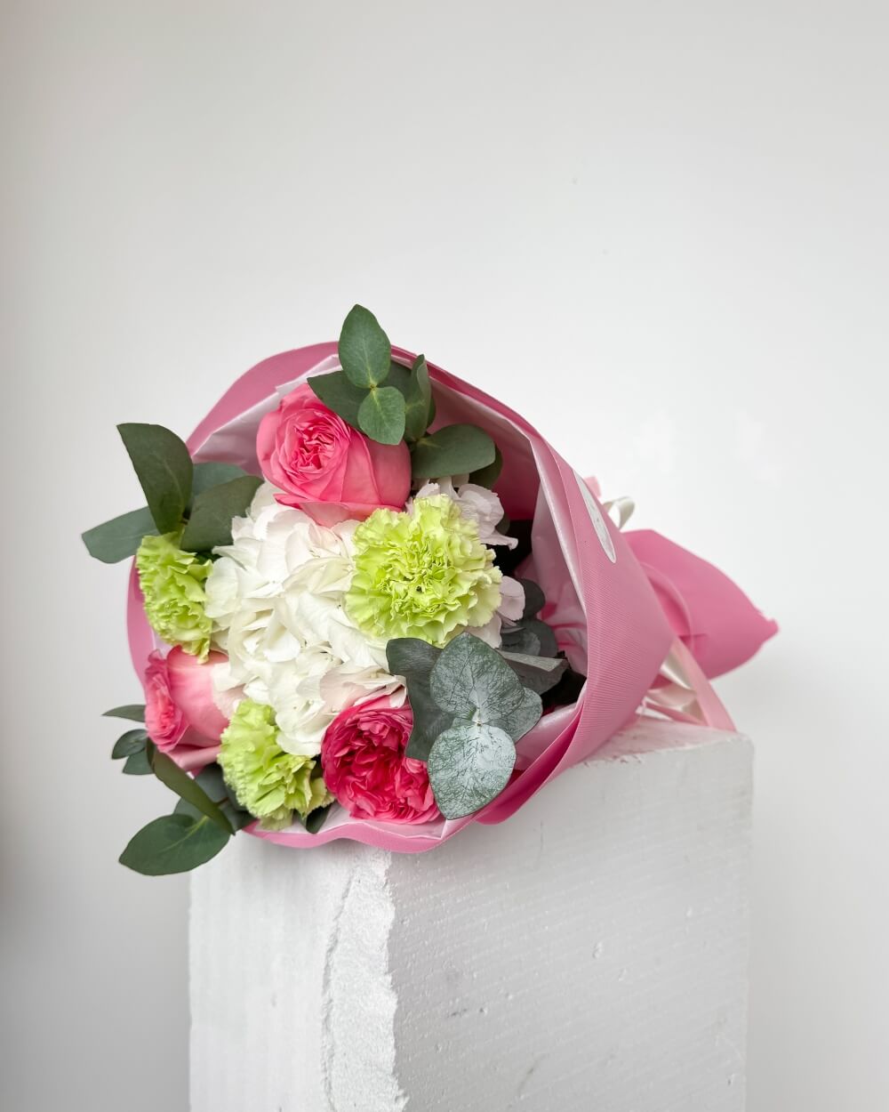 Kytice s bílou hortenzií a pivoňkovými růžemi