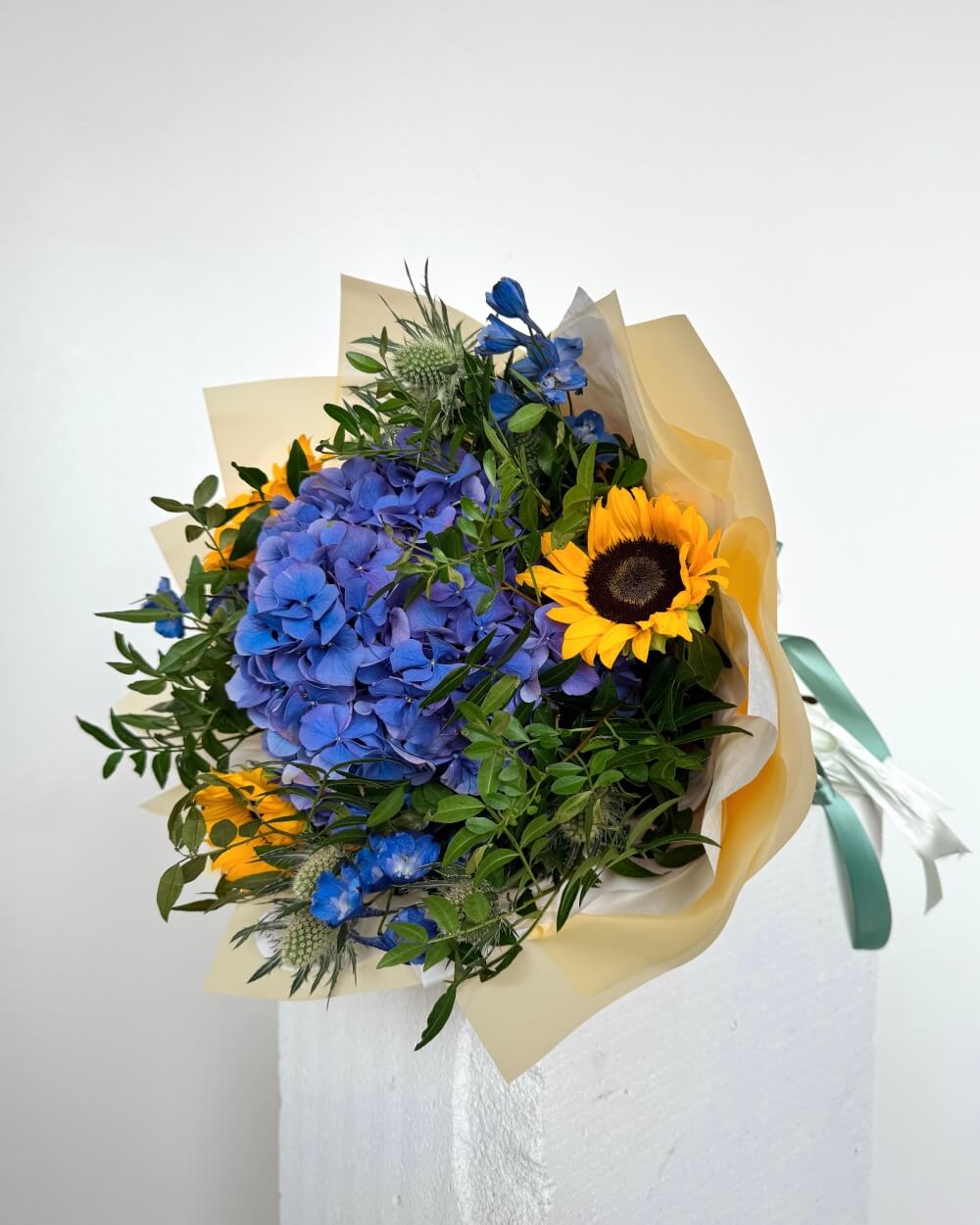 Kytice se slunečnicemi a modrou hortenzií