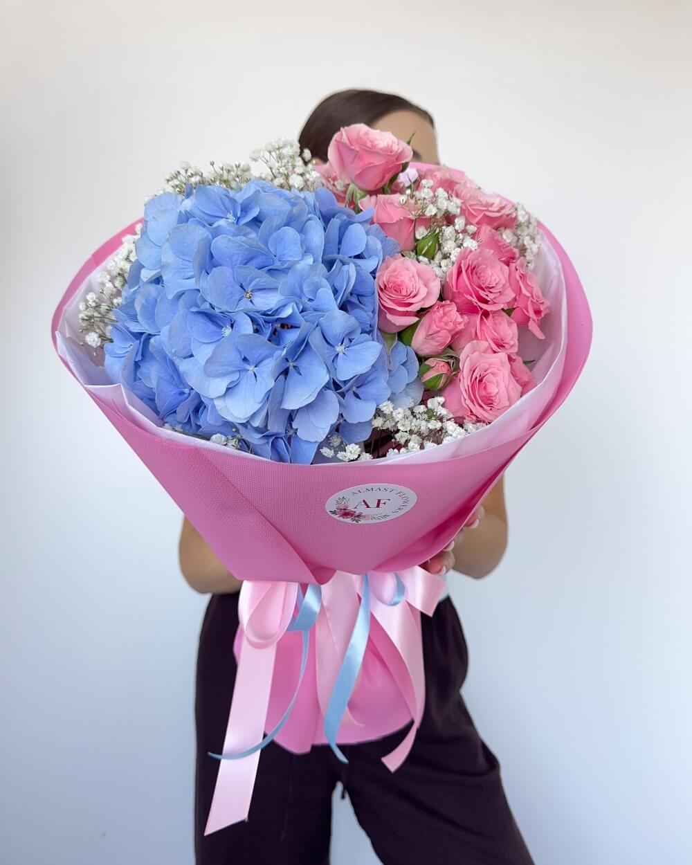 Kytice s modrou hortenzií a trsovými růžemi