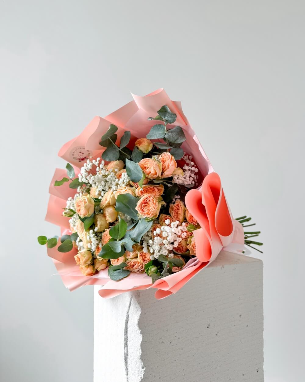 Kytice meruňkových trsových růží s gypsofilou