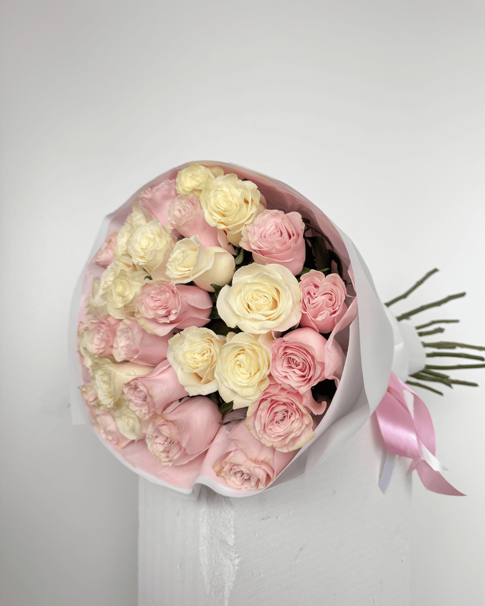 Kytice světle růžových a bílých růží